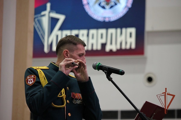 В Самаре военный оркестр Росгвардии поздравил жительниц города с наступающим праздником (видео)