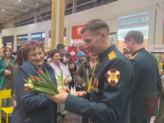 В Самаре военный оркестр Росгвардии поздравил жительниц города с наступающим праздником (видео)
