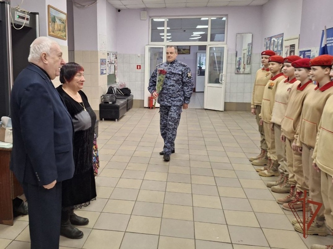 В преддверии Международного женского дня сотрудники Росгвардии поздравили директора самарского подшефного образовательного учреждения