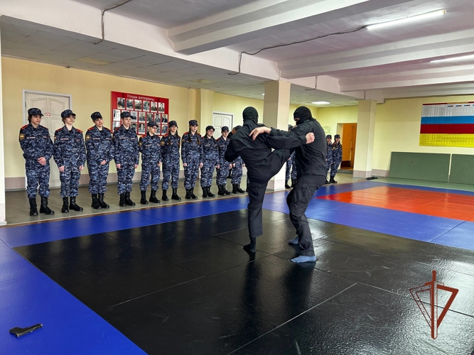 В самарском ОМОН «Смерч» прошел День открытых дверей для кадет подшефного класса Росгвардии
