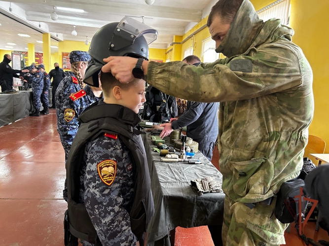 В самарском ОМОН «Смерч» прошел День открытых дверей для кадет подшефного класса Росгвардии