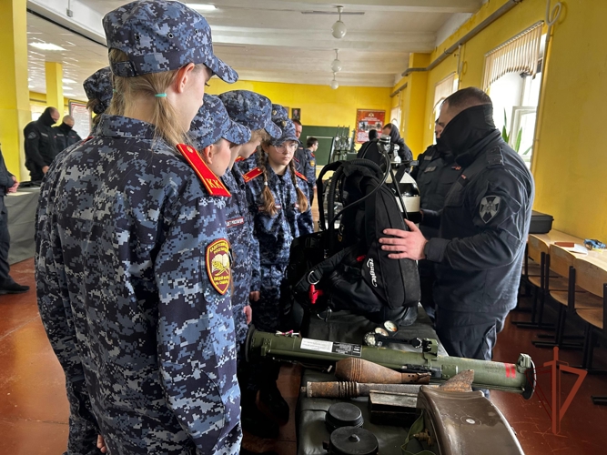 В самарском ОМОН «Смерч» прошел День открытых дверей для кадет подшефного класса Росгвардии