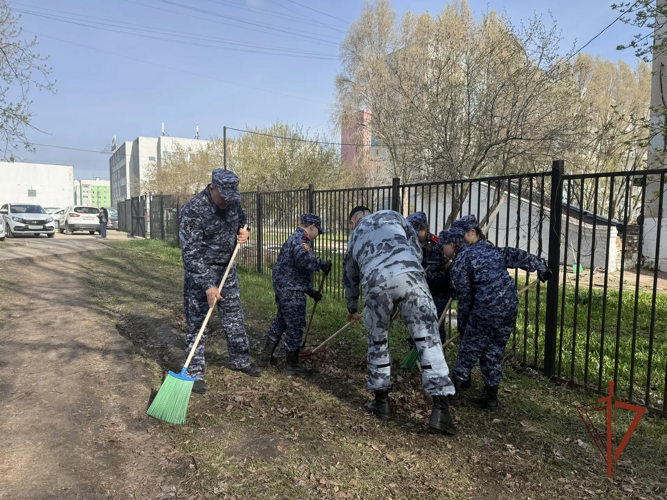 Самарские росгвардейцы вместе с подшефными кадетами приняли участие в общегородском субботнике