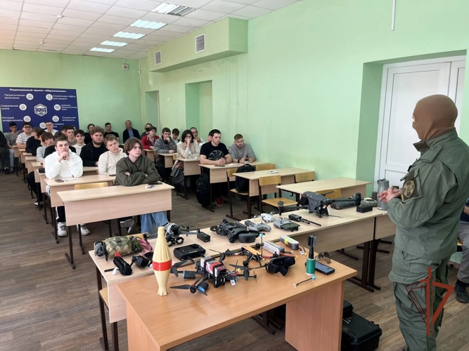 Сотрудники СОБР «Омега» провели для студентов СГСПУ занятия в рамках акции «Дни Росгвардии»