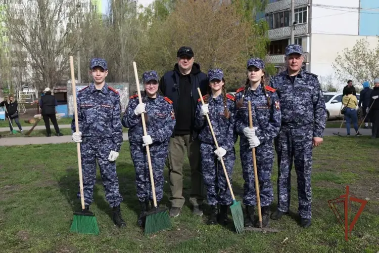 Самарские росгвардейцы вместе с подшефными кадетами приняли участие в общегородском субботнике
