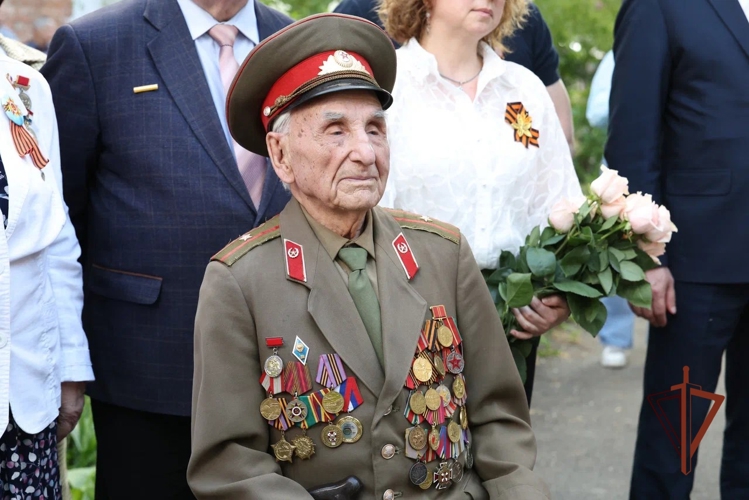 В Самаре росгвардейцы присоединились к акции «Парад у дома ветерана» (видео)