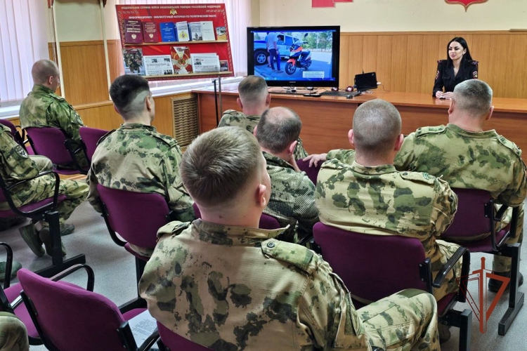 В Самаре для росгвардейцев состоялось профилактическое занятие по безопасности дорожного движения