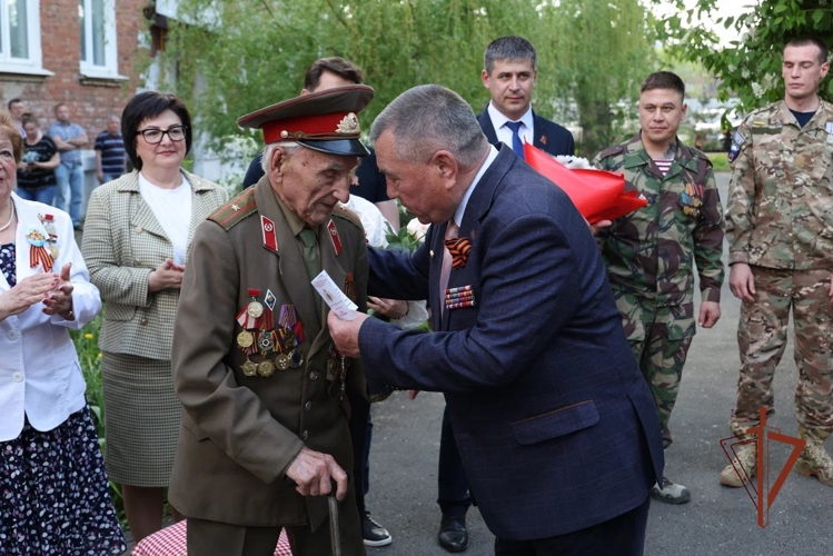 В Самаре росгвардейцы присоединились к акции «Парад у дома ветерана» (видео)