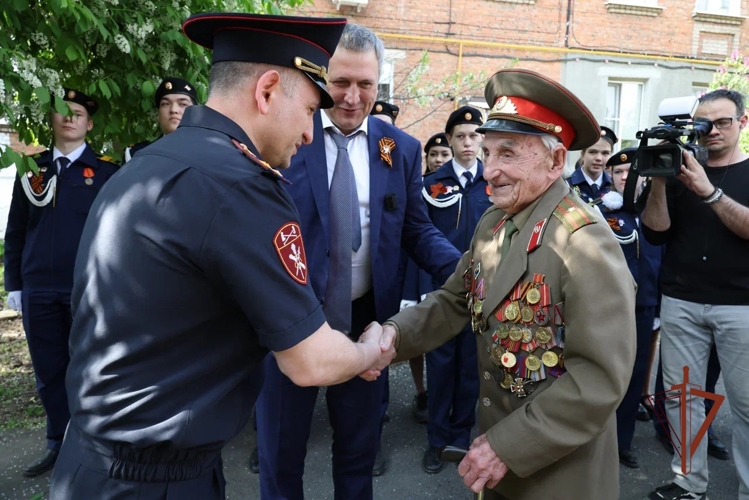 В Самаре росгвардейцы присоединились к акции «Парад у дома ветерана» (видео)