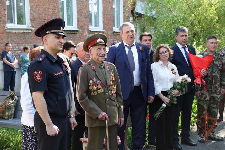 В Самаре росгвардейцы присоединились к акции «Парад у дома ветерана» (видео)