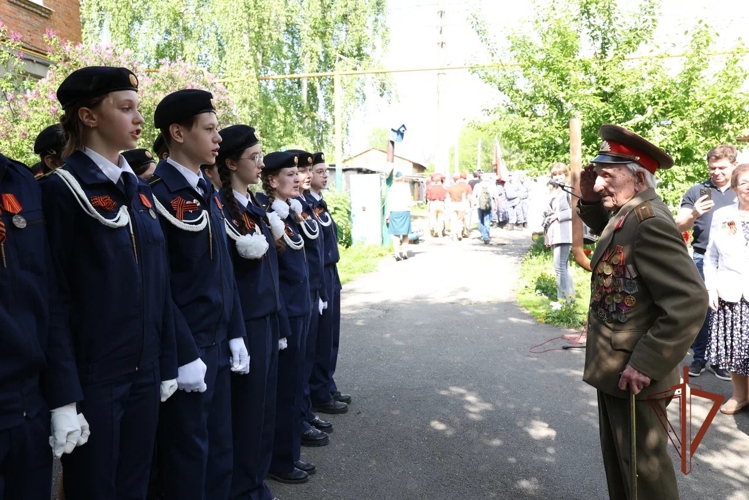 В Самаре росгвардейцы присоединились к акции «Парад у дома ветерана» (видео)