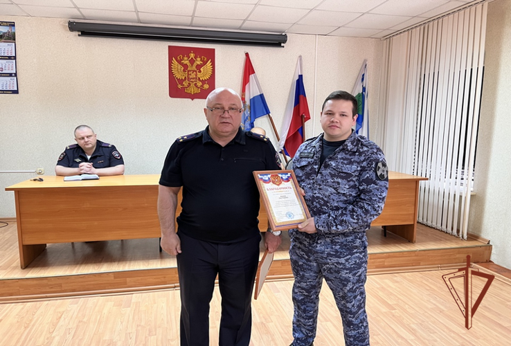 Росгвардейцев, задержавших подозреваемых в незаконном обороте наркотиков, поощрили в Жигулевске