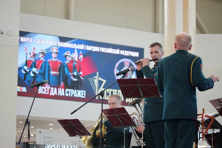 В Самаре военные музыканты Росгвардии выступили с праздничным концертом (видео)