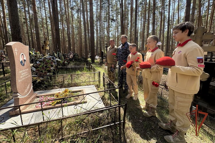 Сквозь годы: самарские росгвардейцы и юнармейцы привели в порядок могилы ветеранов