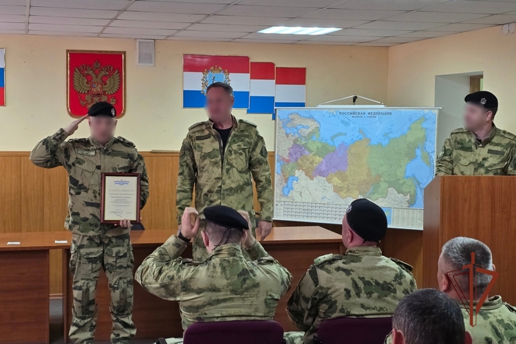 Самарским росгвардейцам вручили геральдические знаки отличия полицейского спецназа