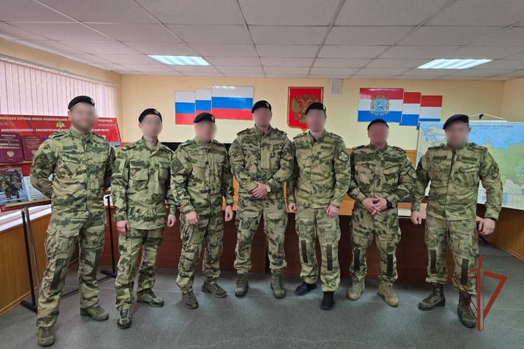 Самарским росгвардейцам вручили геральдические знаки отличия полицейского спецназа