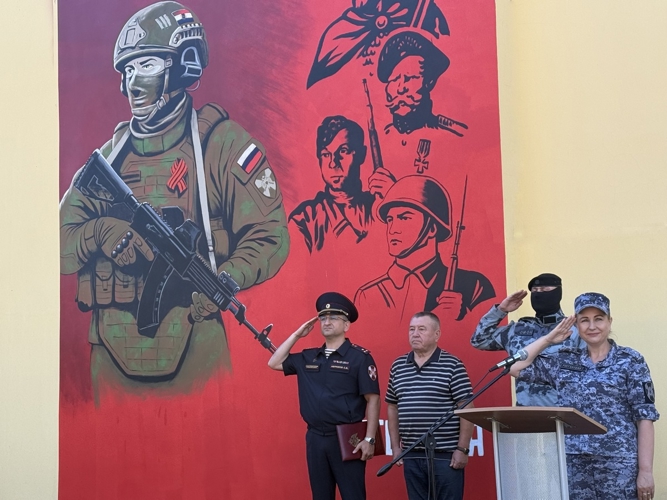 В Самаре ко Дню Государственного флага отрыли мурал на здании регионального управления Росгвардии