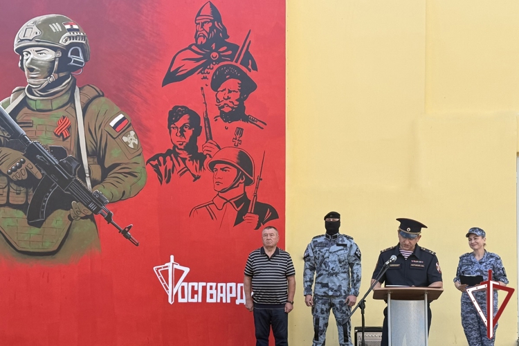 В Самаре ко Дню Государственного флага отрыли мурал на здании регионального управления Росгвардии