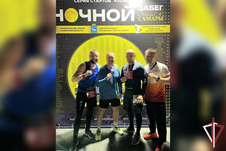 В Самарской области росгвардейцы приняли участие в ночном забеге «Огни Самары» 
