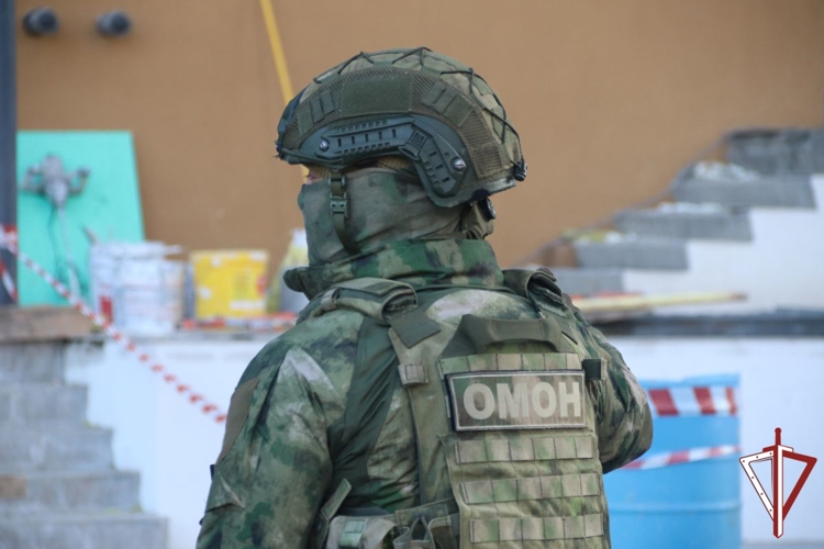 В Самаре сотрудники ОМОН Росгвардии оказали содействие военным следователям в проведении рейда