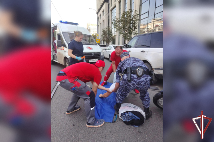 В Самаре сотрудники вневедомственной охраны Росгвардии оказали доврачебную помощь мужчине, пострадавшему в результате ДТП (видео)