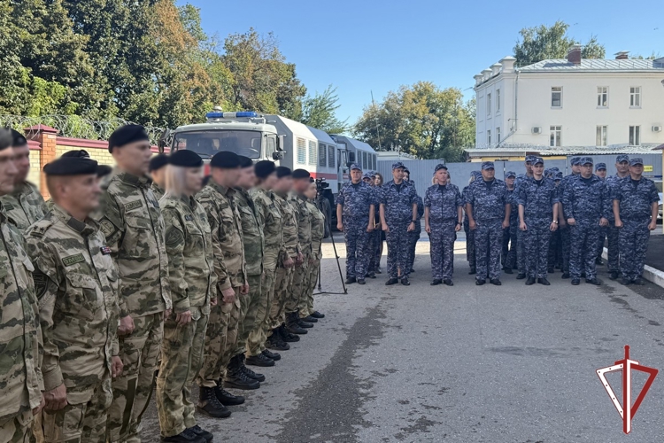 В Самаре ко Дню Государственного флага отрыли мурал на здании регионального управления Росгвардии