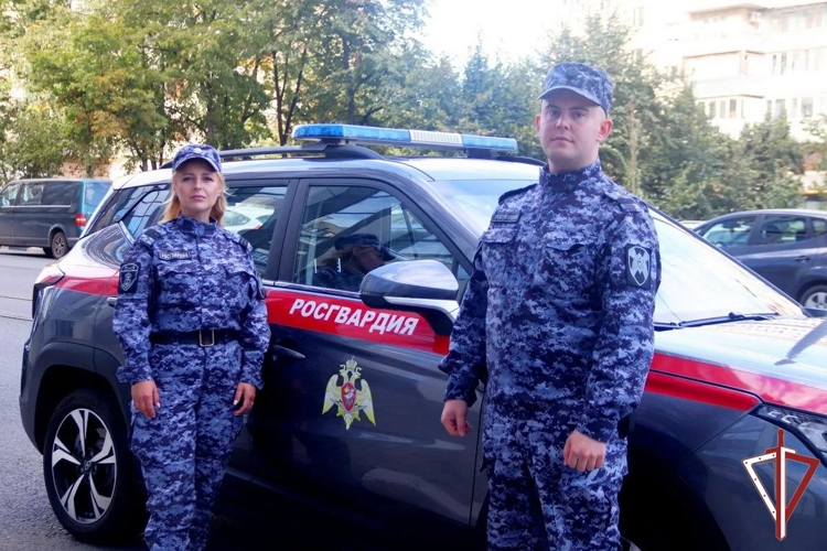 В Самаре сотрудники вневедомственной охраны Росгвардии оказали доврачебную помощь мужчине, пострадавшему в результате ДТП (видео)