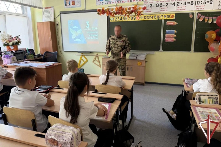 В День солидарности в борьбе с терроризмом самарские росгвардейцы встретились со школьниками региона
