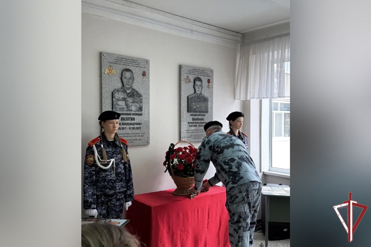 В Самарском лицее №124 почтили память росгвардейца 