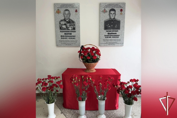 В Самарском лицее №124 почтили память росгвардейца 