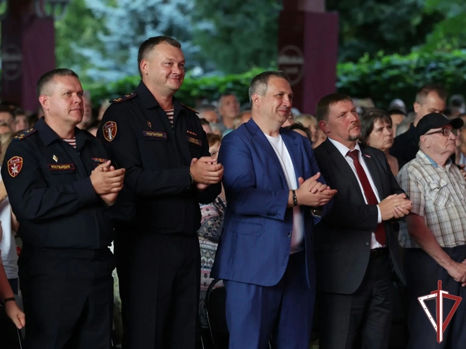 Академический ансамбль песни и пляски Росгвардии выступил в Струковском саду Самары