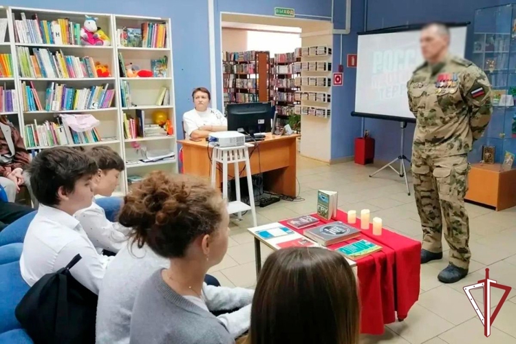 Сотрудники Росгвардии провели уроки мужества со школьниками Самарского региона