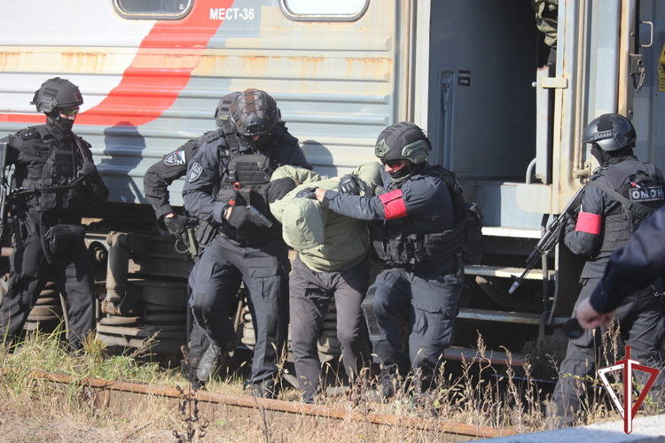 Бойцы ОМОН Росгвардии приняли участие в антитеррористической тренировке в Самаре