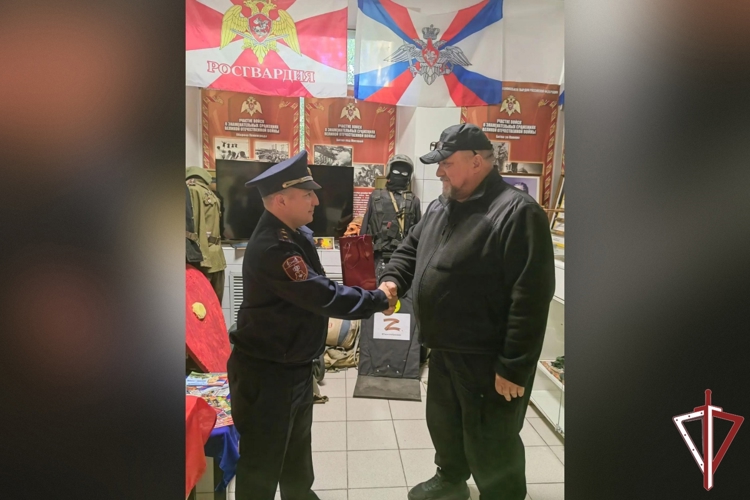 Самарские росгвардейцы поздравили педагогов подшефных учебных заведений с Днем учителя 
