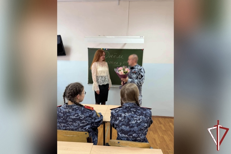 Самарские росгвардейцы поздравили педагогов подшефных учебных заведений с Днем учителя 
