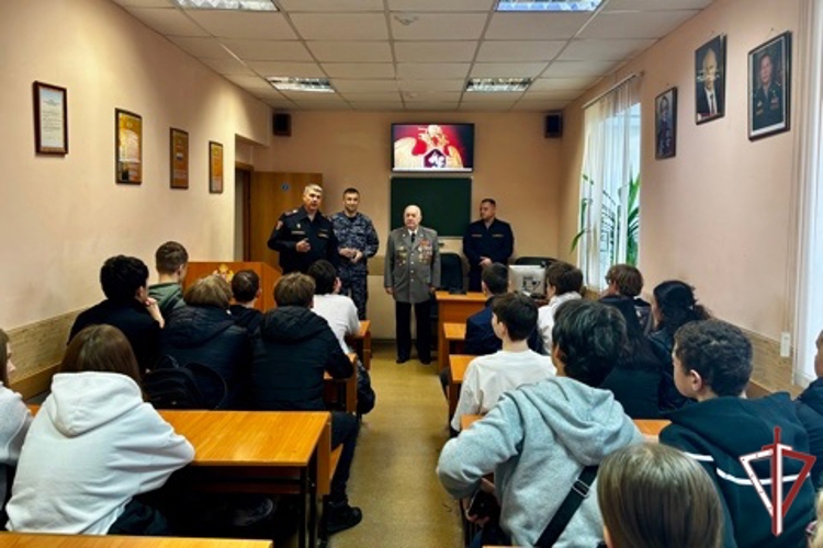 Накануне профессионального праздника самарские росгвардейцы провели профориентационный тур для школьников
