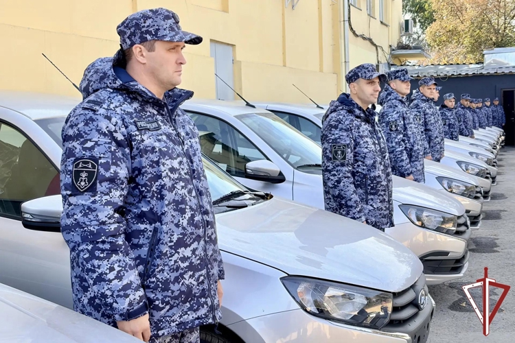 В Самаре сотрудникам Росгвардии вручили ключи от новых служебных автомобилей