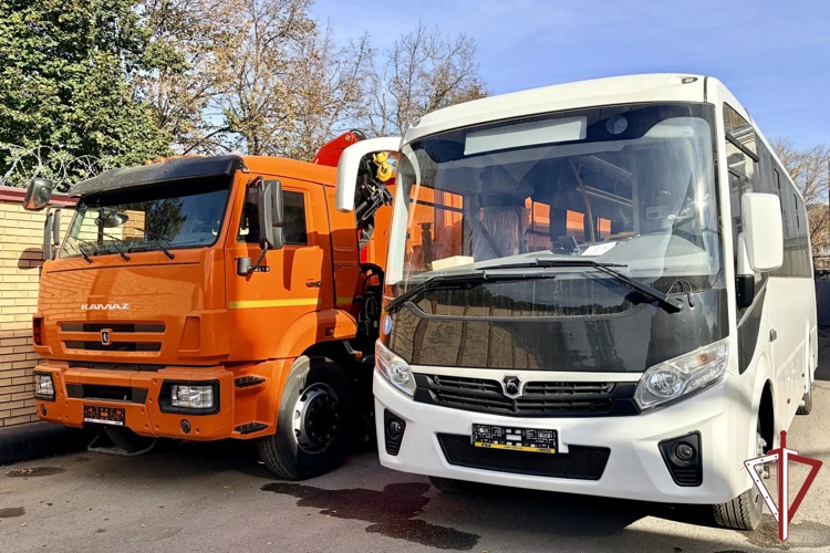 В Самаре сотрудникам Росгвардии вручили ключи от новых служебных автомобилей