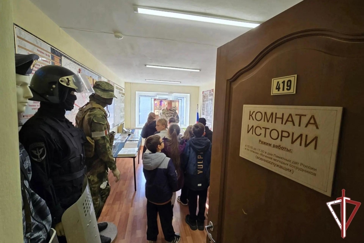 Росгвардейцы провели день открытых дверей для самарских школьников