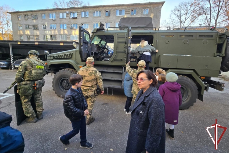 Росгвардейцы провели день открытых дверей для самарских школьников